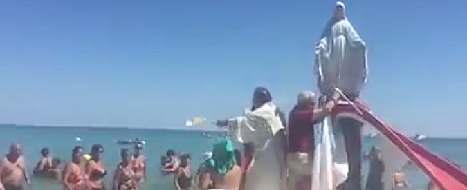 Copertina di Salento, la parola di Dio in spiaggia: la Madonna arriva in pedalò
