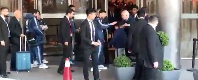 Copertina di Messi, il bambino vuole conoscerlo ma viene portato via di peso: ecco come reagisce il campione l’argentino