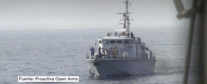 Migranti, la denuncia della ong spagnola: “La Guardia costiera libica ha sparato contro una nostra imbarcazione”
