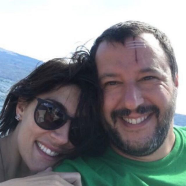 Matteo Salvini e il selfie “scarface” con la fidanzata Isoardi. La cicatrice sulla fronte scatena le reazioni web