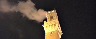 Copertina di Siena, Torre del Mangia a fuoco durante la festa del Palio