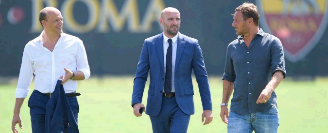 Copertina di Francesco Totti, prima volta da dirigente a Trigoria. Il diesse Monchi: “Strano non vederlo vestito da calciatore” – FOTO