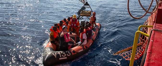 Migranti, anche Save the children e Sea Eye sospendono soccorsi. Msf: “In Libia stupri e torture con benestare Italia e Ue”