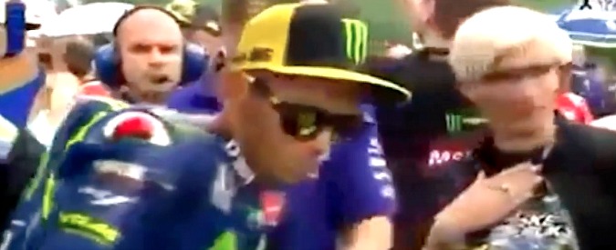 Copertina di Chiede il selfie a Valentino Rossi, lui rifiuta. Ma il fan è un politico importante