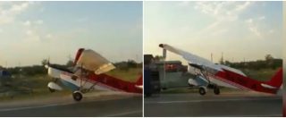 Copertina di L’aereo prova a decollare sulla strada statale. Ma non tiene conto del traffico