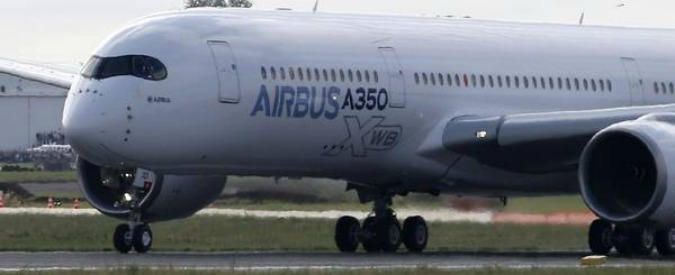 Sicurezza dei voli, allarme Ue sugli Airbus 350: “Serbatoi a rischio incendio”
