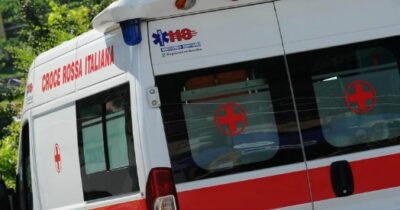Copertina di Scava una buca in spiaggia e muore sepolto dalla sabbia nel Viterbese: la vittima è un 17enne romano