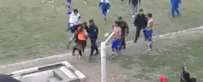 Copertina di Arbitro aggredito in campo da un’intera squadra. Scappa negli spogliatoi per salvarsi