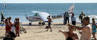 Copertina di Vacanze horror, piccolo aereo compie atterraggio d’emergenza in spiaggia: muoiono due turisti