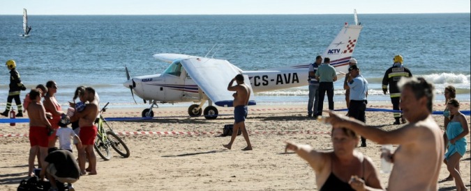 Copertina di Vacanze horror, piccolo aereo compie atterraggio d’emergenza in spiaggia: muoiono due turisti