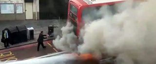 Copertina di Sull’autobus si scatena l’inferno ma un passeggero prende in mano la situazione