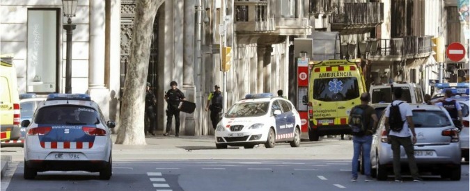 Copertina di Barcellona, una testimone: “Correvano tutti, chi trascinava bambini chi le cose. Tutti volevano scappare”