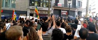 Copertina di Barcellona, manifestazione contro il terrorismo sulla Rambla: militanti di estrema destra allontanati da antifascisti
