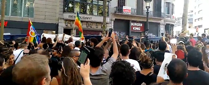 Copertina di Barcellona, manifestazione contro il terrorismo sulla Rambla: militanti di estrema destra allontanati da antifascisti