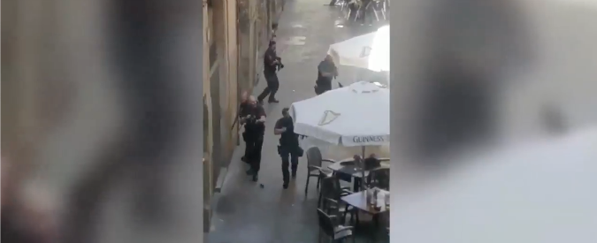 Copertina di La caccia all’uomo della polizia a mitra spianato tra i tavolini. La gente chiusa in casa: “Stanno cercando il terrorista”