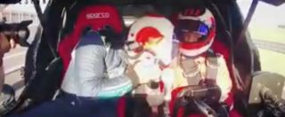 Copertina di L’ex campione della Ferrari gareggia con il figlio. La sua reazione è da brividi