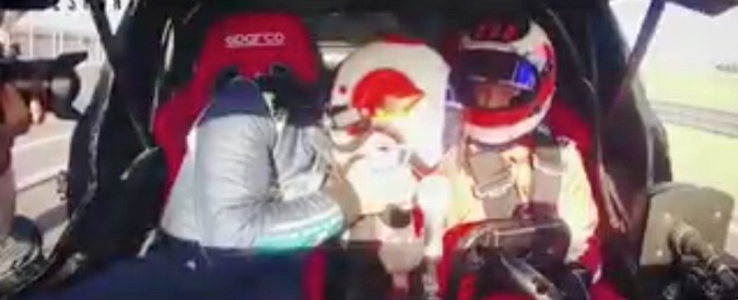 Copertina di L’ex campione della Ferrari gareggia con il figlio. La sua reazione è da brividi