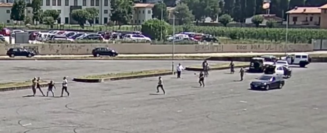 Copertina di Bergamo, come in un film d’azione: la guerra tra le bande rom a colpi di suv e pistole. La scena ripresa in diretta