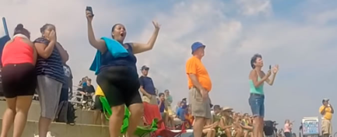 Copertina di Il “regalo” del pilota di jet durante lo show di voli acrobatici: la reazione degli spettatori è imperdibile