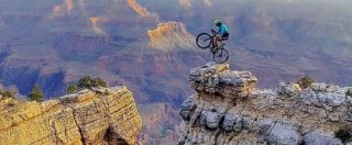 Copertina di Brumotti sul Grand Canyon, le sue evoluzioni tolgono il fiato