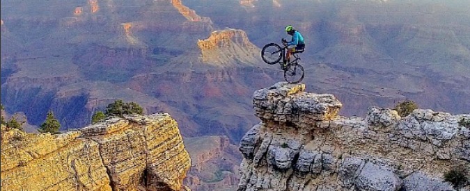 Copertina di Brumotti sul Grand Canyon, le sue evoluzioni tolgono il fiato
