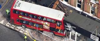 Copertina di Londra, autobus a due piani sfonda la vetrina di un negozio. Vigili del fuoco liberano due donne rimaste intrappolate