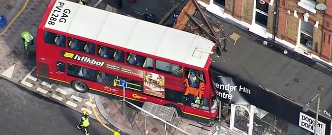 Copertina di Londra, autobus a due piani sfonda la vetrina di un negozio. Vigili del fuoco liberano due donne rimaste intrappolate