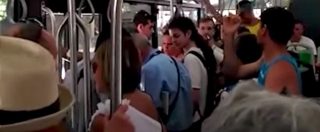 Copertina di Cagliari, straniero fermato dai controllori sul bus. Passeggeri lo difendono: “Razzisti”. L’azienda: “Noi in regola”