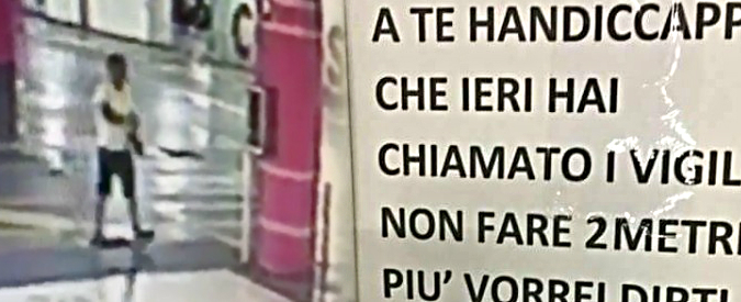 Copertina di Milano, ecco l’autore degli insulti al disabile nel parcheggio. Ripreso dalle telecamere mentre attacca il cartello