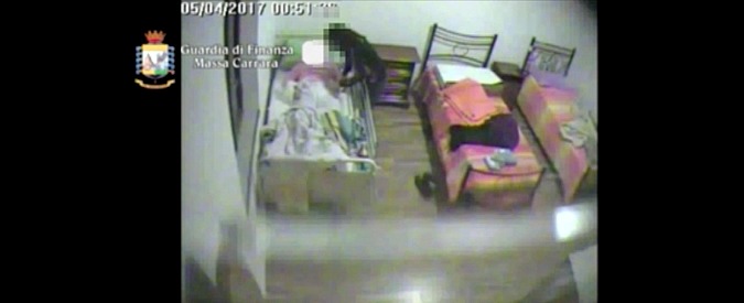 Copertina di Carrara, anziani maltrattati in una casa di riposo: il video di minacce e insulti