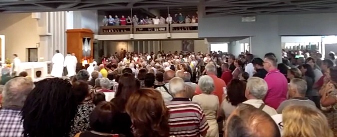 Copertina di Pistoia, chiesa gremita per la messa di don Biancalani. Forza Nuova nelle panche esattamente sul lato opposto a quelle dei migranti