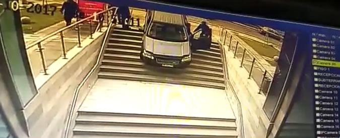 Copertina di Al volante è un disastro: la donna scende e la macchina se ne va