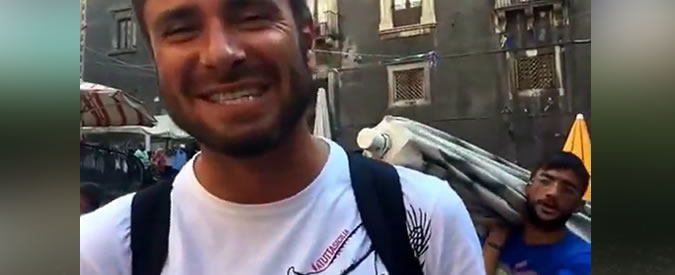 Copertina di Catania, Alessandro Di Battista è al mercato ma intralcia la strada al pescivendolo: “Giovanotto occhio!”