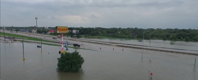 Copertina di Texas, strade allagate e città devastate: le immagini dall’alto dopo il passaggio della tempesta Harvey