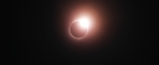 Copertina di Eclissi solare totale, negli Stati Uniti si farà notte in pieno giorno. Problema fotovoltaico: l’ombra ‘spegnerà’ i pannelli