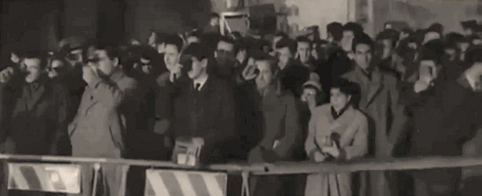 Copertina di Eclissi totale, per noi l’ultima nel 1961. Gli italiani col naso all’insù e la crocifissione del film ‘Barabba’ girata in quei due minuti