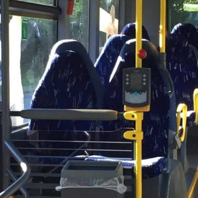 Epic fail di un gruppo razzista norvegese: “Troppe donne in burqa in autobus. E’ spaventoso, andrebbero espulse”. Ma erano sedili vuoti