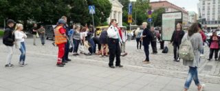 Copertina di Finlandia, passanti accoltellati in piazza a Turku: 2 morti e 9 feriti. Un fermato: “Colpiva alla cieca”. Site: “L’Isis festeggia”