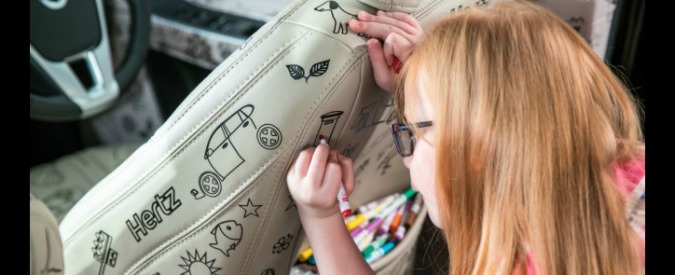 Copertina di Hertz Colouring-In car, ecco l’auto a noleggio da disegnare. Per la gioia dei bambini – FOTO e VIDEO