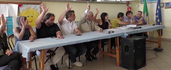 Copertina di Roma, la soluzione della Raggi per i migranti sgomberati? “Qui non ne sappiamo nulla”. E il piccolo Comune vota contro