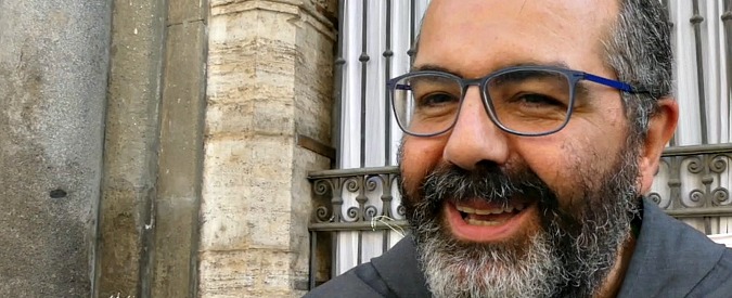 Copertina di Fra’ Stoia, il francescano che ospita gli sgomberati: “Perché lo faccio? È come offrire una capanna a Giuseppe e Maria”