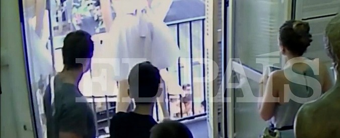 Copertina di Barcellona, il video del furgone che travolge la folla sulla Rambla