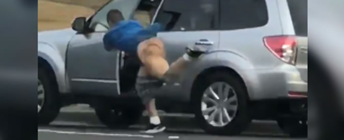 Copertina di Il ladro prova a rubare l’auto, ma alla fine è lui a rimanere in mutande. E non è una metafora