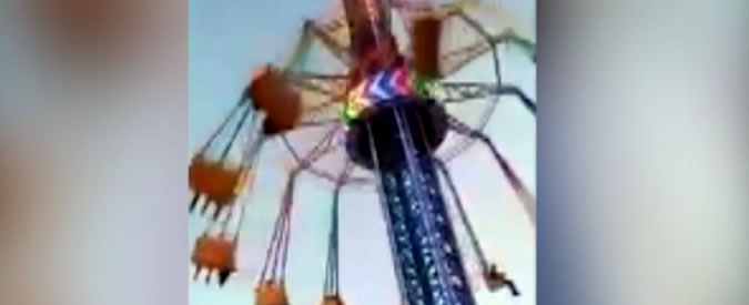 Copertina di La giostra del parco divertimenti precipita improvvisamente: feriti venti bambini