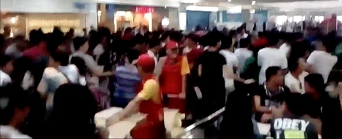 Copertina di “Offertona: hamburger a 13 cent”. La gente perde il controllo e parte l’assalto al fast-food