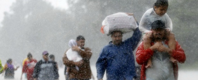 Copertina di Harvey, la tempesta ora tocca terra in Louisiana. In Texas “almeno 30 morti”. A Houston 30mila sfollati