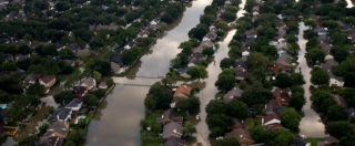 Copertina di Harvey, a Houston due esplosioni nella centrale chimica: fuoriuscite sostanze chimiche, già evacuata la zona