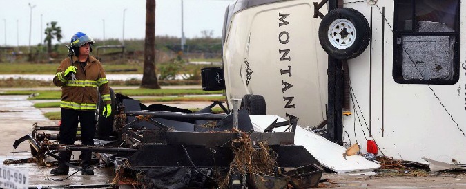 Copertina di Usa, Harvey declassato. Ma a Houston ha fatto almeno 5 morti. “Inondazione senza precedenti” (FOTO)