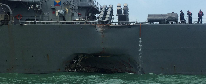 Copertina di Singapore, scontro al largo tra un incrociatore Usa e un cargo mercantile: dieci marinai americani dispersi e cinque feriti