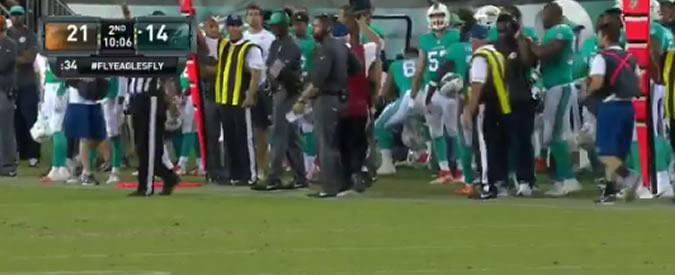 Copertina di Nella partita di football americano entra in campo un giocatore molto particolare che lascia tutti senza parole